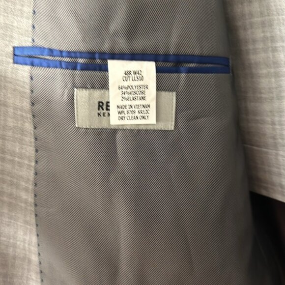 Men’s Suit - Picture 2 of 3